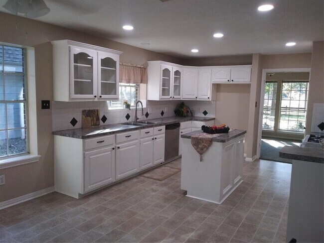 Building Photo - 900 Springwood Dr