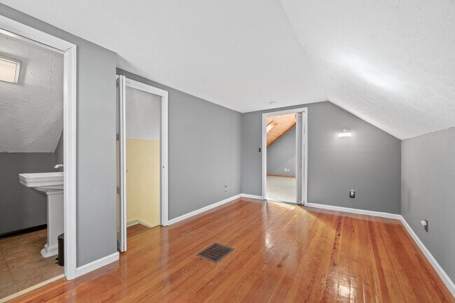 Building Photo - 3 Bedroom House in Forest