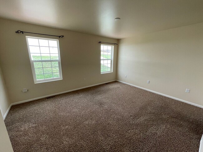 Building Photo - Spacious 3 bed for rent!