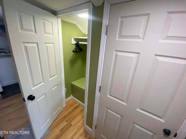 Building Photo - Fully furnished studio