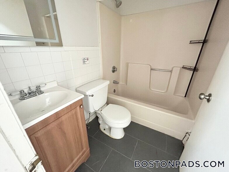 Building Photo - 92 Hammond St