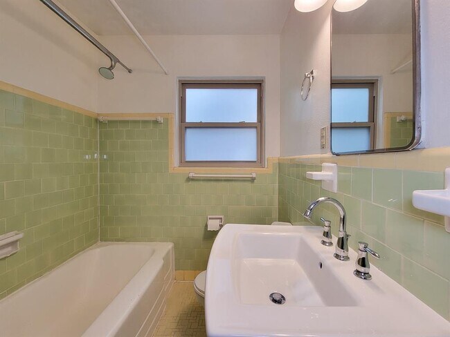Building Photo - 2249 Branard St