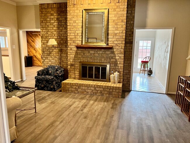 Building Photo - 1707 Mayflower Dr