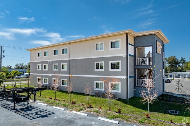 Building Photo - Royal Palms Apartments