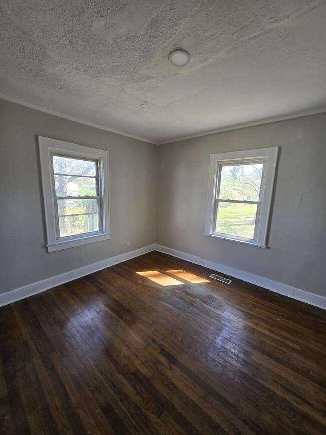 Building Photo - Single Level 2 Bedroom House Near Amnicola...