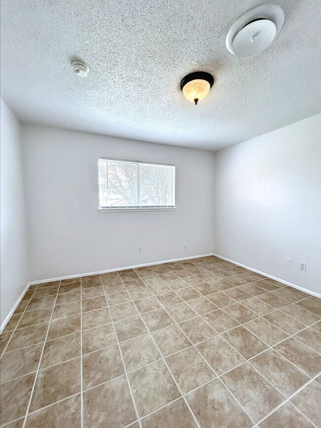 Building Photo - 1212 Hillcrest Dr