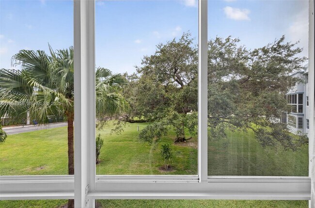 Building Photo - 2200 Park Ln