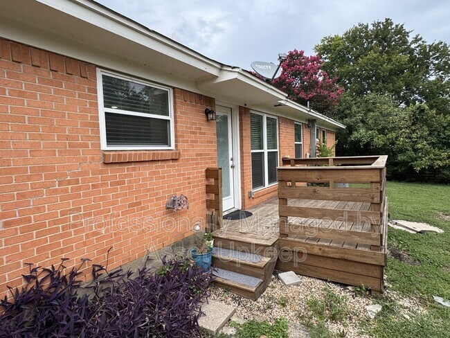 Building Photo - 1223 Dumont Dr