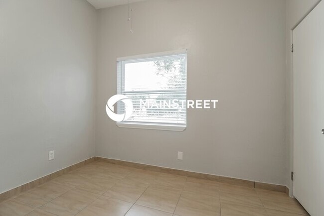 Building Photo - 4 Bedroom Pet-Friendly Home in Orlando, FL with Main Street Renewal