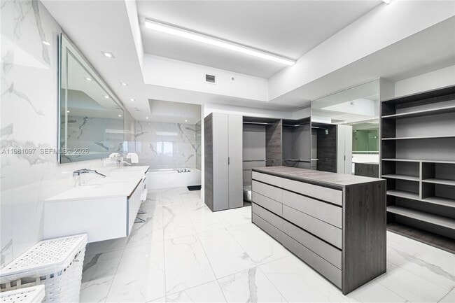 Building Photo - 5500 Island Estates Dr