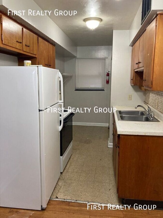 Building Photo - 1 Bedroom 1 Bath Garden Walk-up Apartment ...