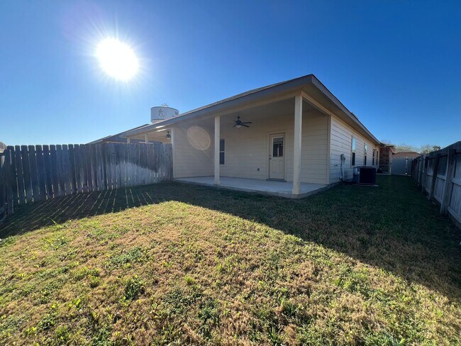 Building Photo - Luxury 3/2 Duplex in Seguin, Texas!
