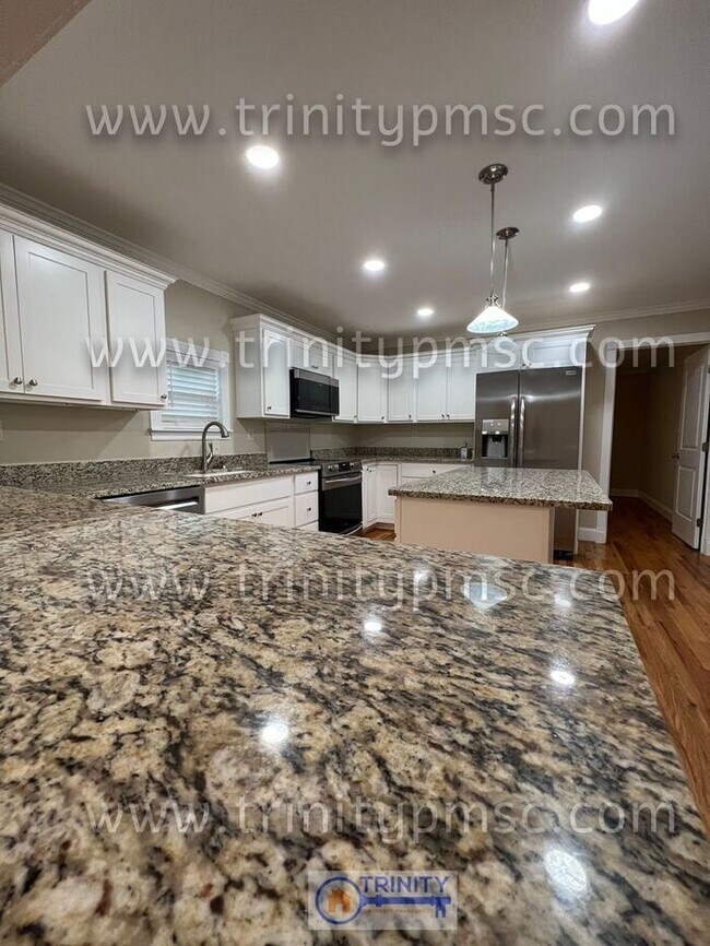 Building Photo - NEWLY UPDATED!! Ready and waiting for you!