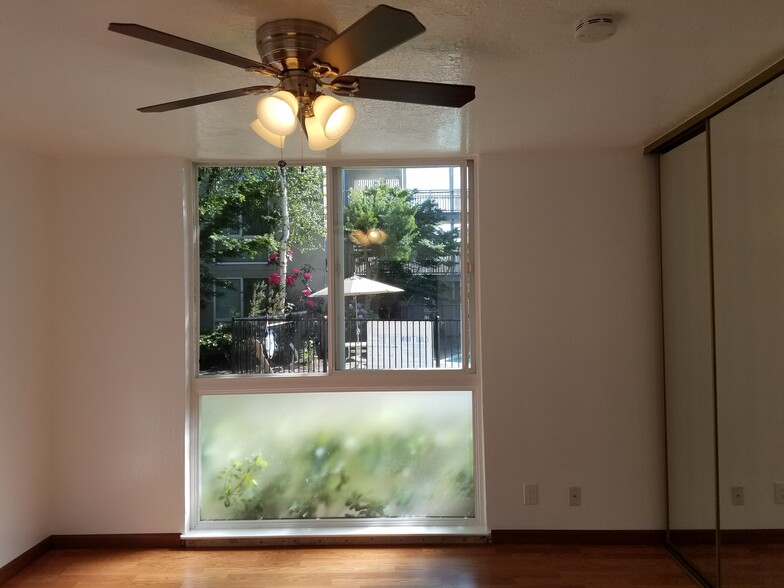 Ceiling fan in bedroom - 181 Del Medio Ave