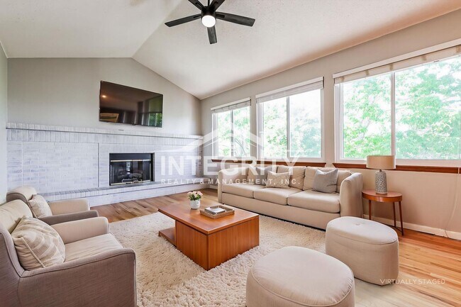 Building Photo - A must-see 5 Bed / 4 Bath home in Parker with stunning mountain views!