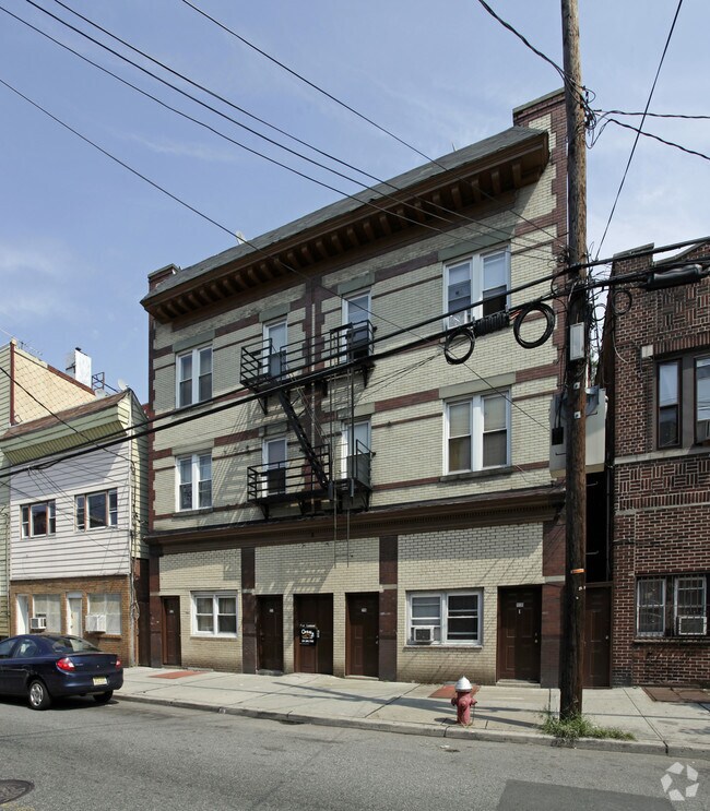 Building Photo - 1130-1132 Summit Ave
