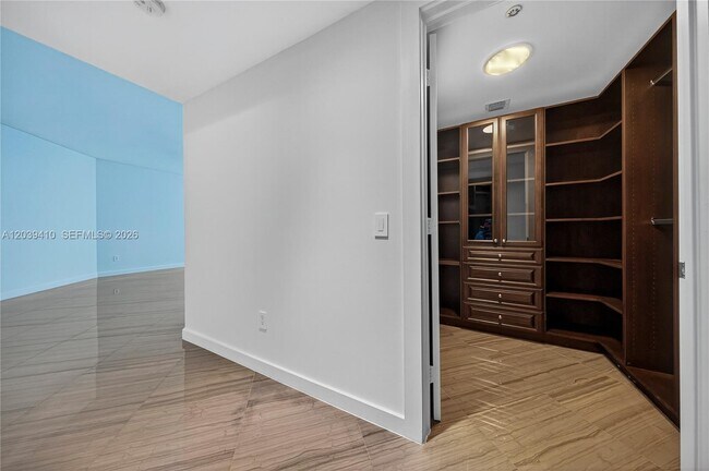 Building Photo - 2711 S Ocean Dr