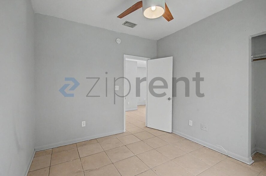 Building Photo - Unit