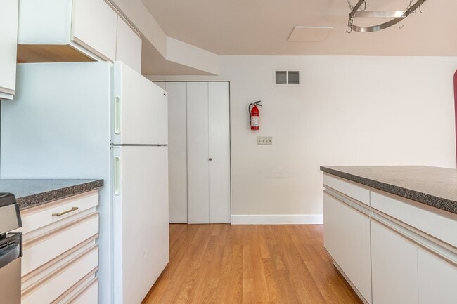 Building Photo - 2BR Apartment in Classic Capitol HIll Hous...