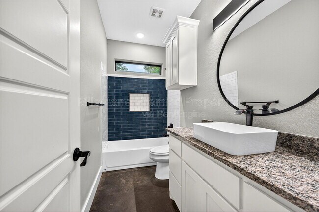 Building Photo - 211 W Murray St