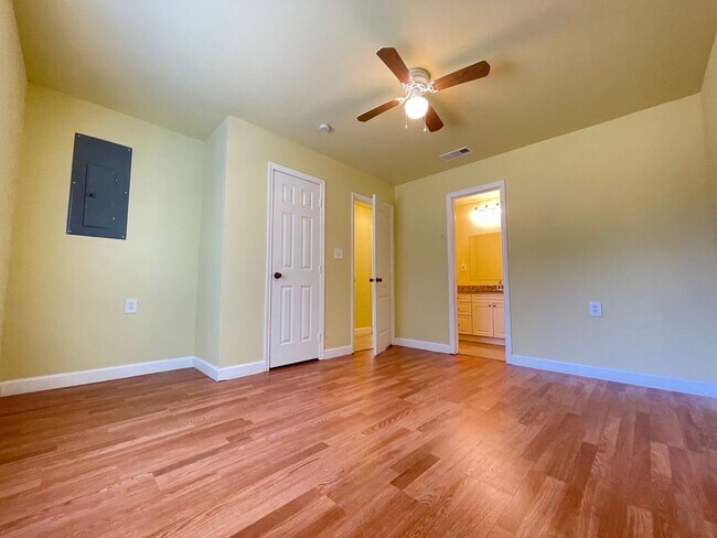 Building Photo - 3 bedroom Duplex by the Lake