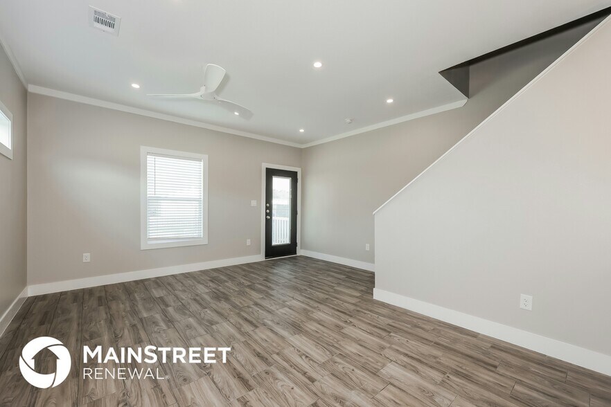 Building Photo - 1246 Lonsdale Ave