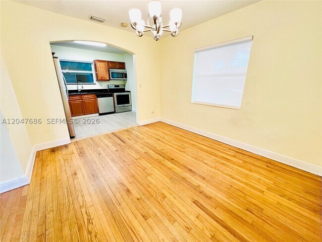 Building Photo - 410 Pinecrest Dr