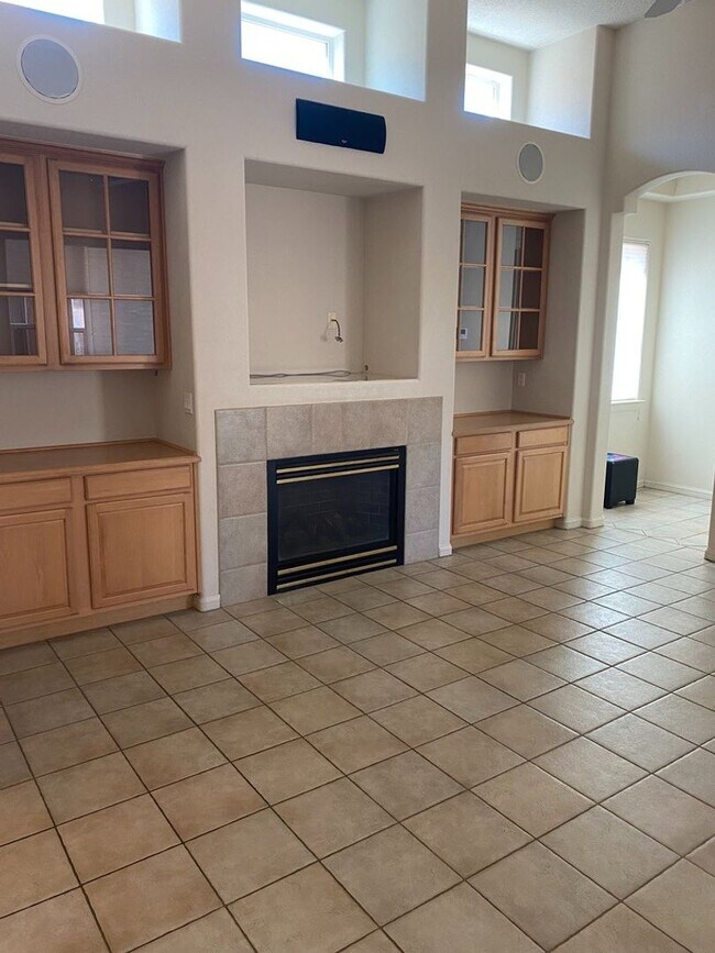 Building Photo - Beautiful 4 bedroom 3.75 bath in gated com...