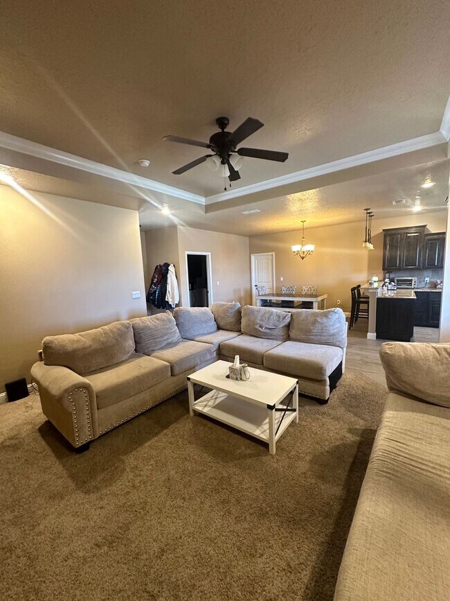 Building Photo - Stunning 4 Bed 2 Bath Home! Parkview Schoo...