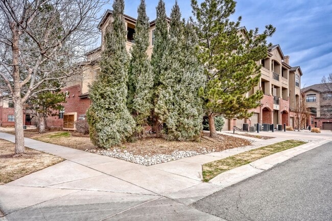 Building Photo - Beautiful Updated 2-bedroom Condo in highly desirable Mayfair-Lowry Location! 1-month free rent- ...