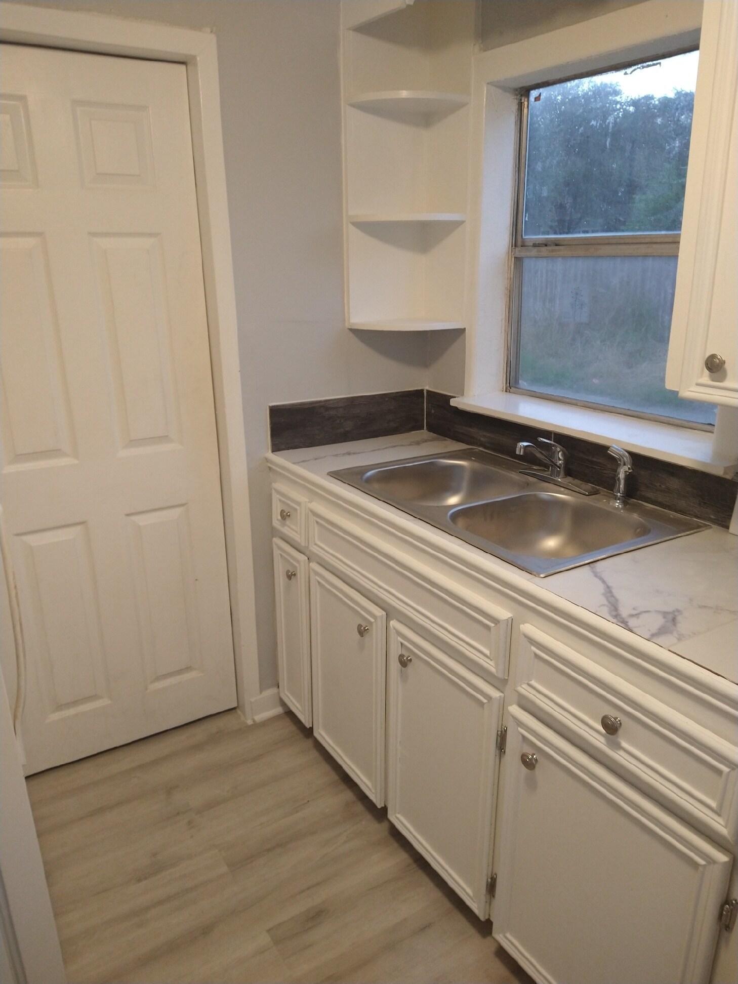 Building Photo - 502 E Lott Ave