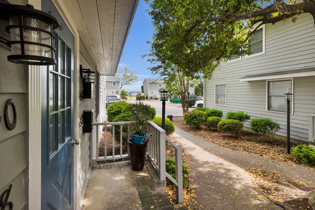 Building Photo - 338 River Walk Dr