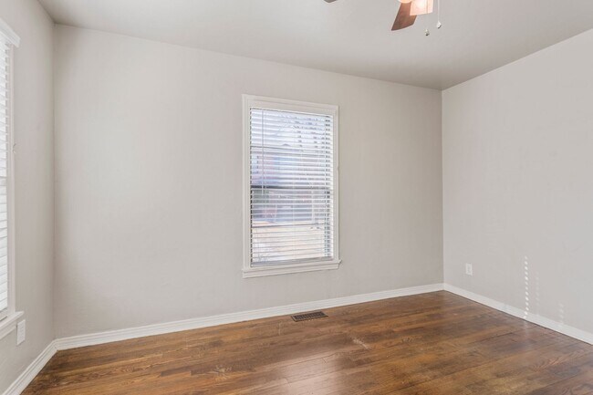 Building Photo - Live/work One Bedroom with Study in Plaza ...