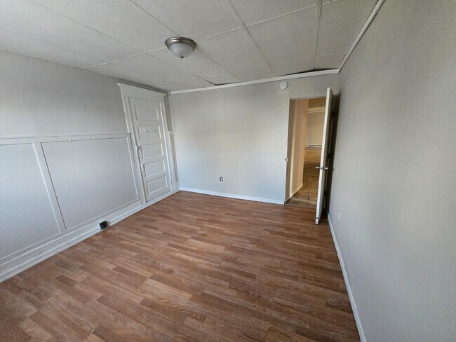 Building Photo - 300 William St