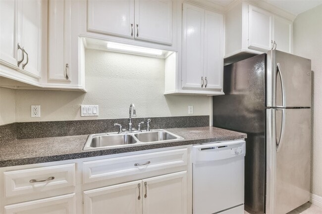 Building Photo - 6847 Vanlynn Ln