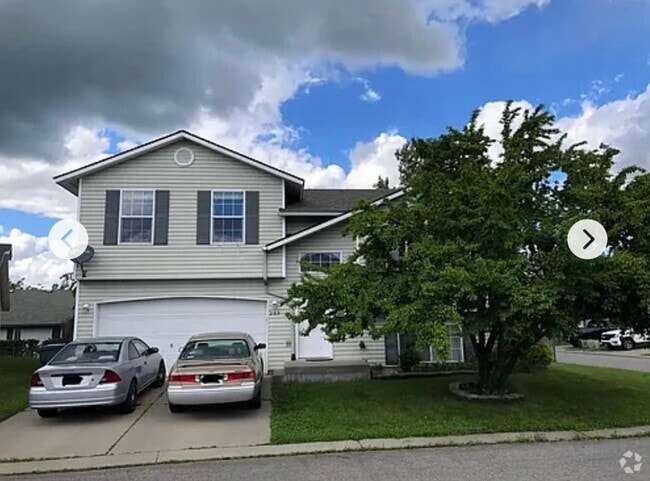 Building Photo - 205 W Chippewa Dr