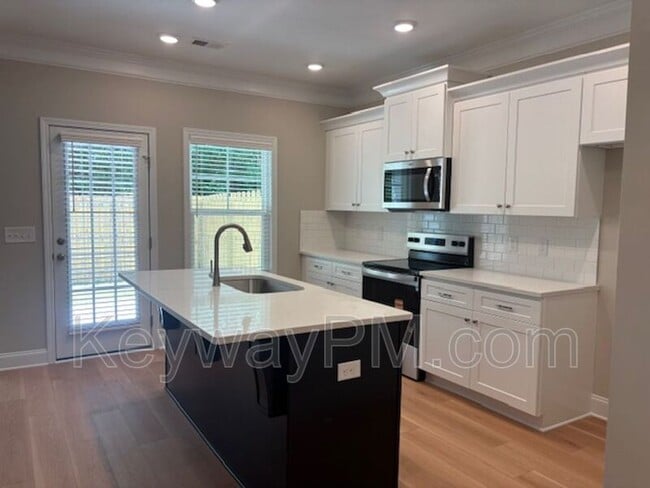 Building Photo - 3015 Venetian Dr