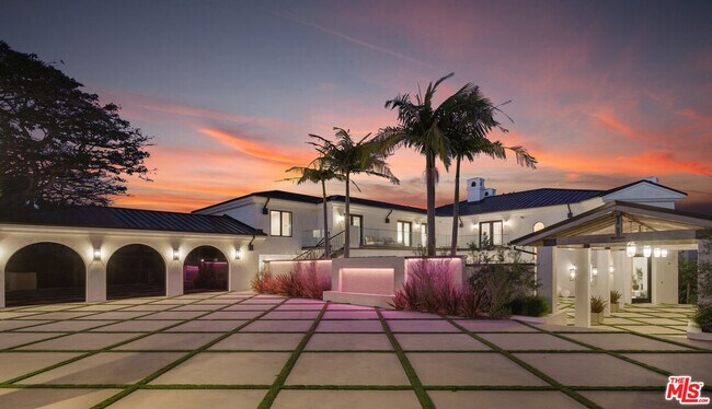 Building Photo - 7052 Dume Dr