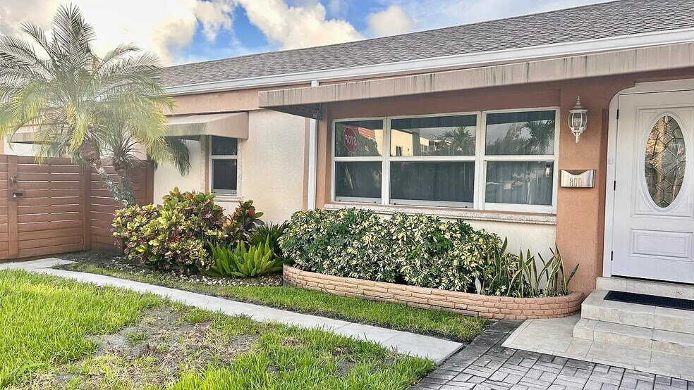 Primary Photo - 800 NE 6th St