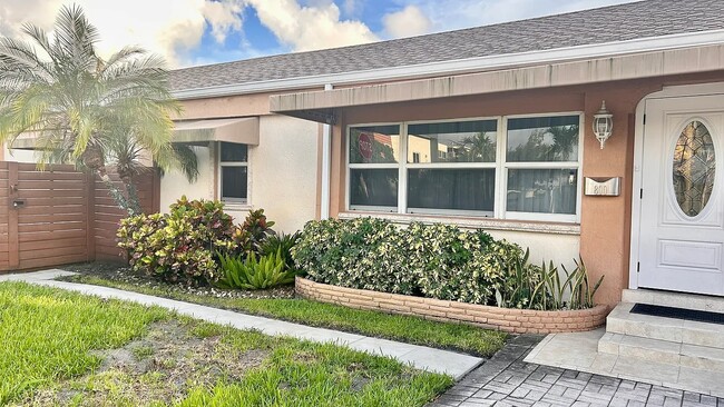 Building Photo - 800 NE 6th St