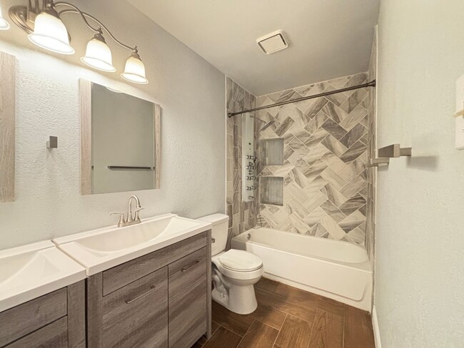 Building Photo - Updated Single Family Home with community ...