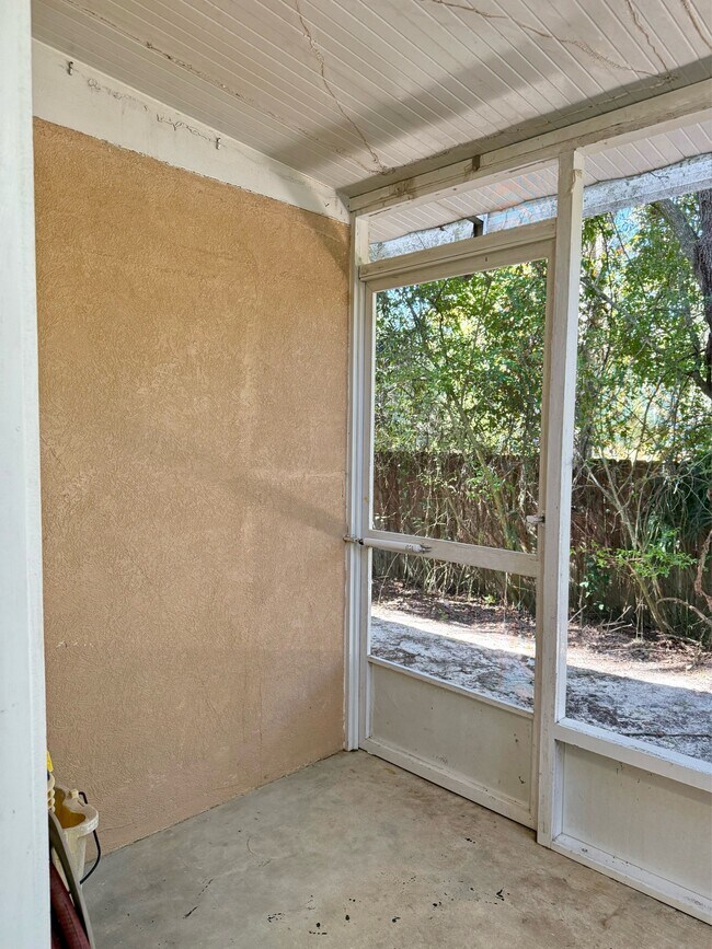 Building Photo - 2636 SW 35th Pl