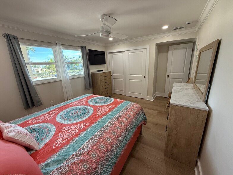 Bedroom 2 w/Queen Bed - 6300 Flotilla Dr