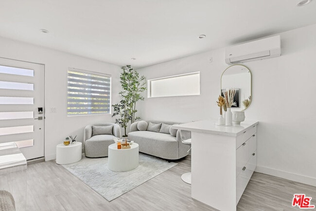 Building Photo - 7076 Park Manor Ave