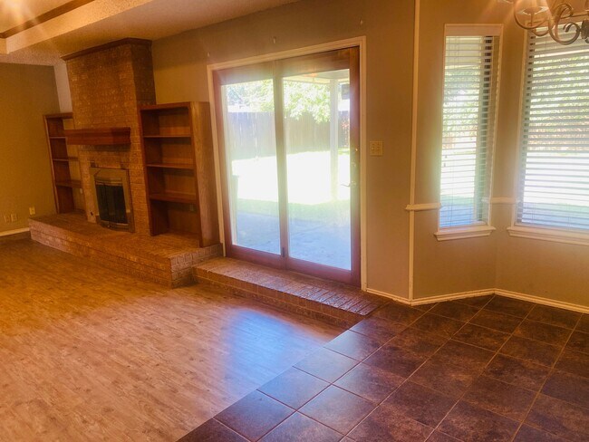 Building Photo - 3 bed 2 bath 2 car garage! Self Showing