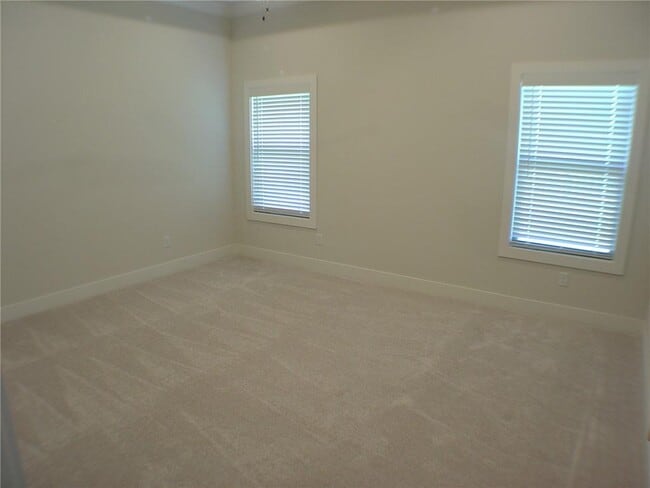 Building Photo - 1812 SW Edinburgh Ave