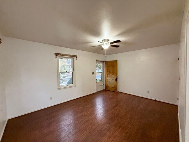 Building Photo - Two bedroom, One bathroom, Pet Friendly Ho...