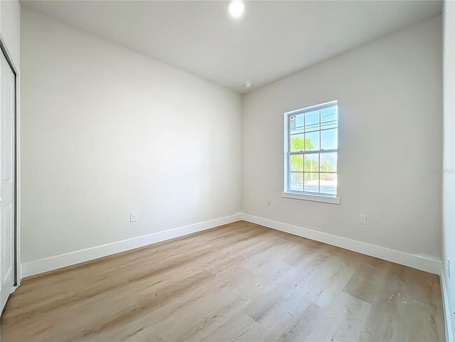 Building Photo - 356 W 4th St