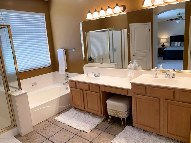 Building Photo - 4365 N Sunset Cliff Dr