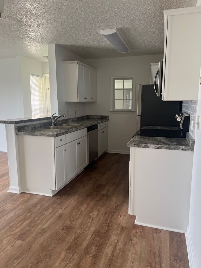 Building Photo - Remodeled 3 Bedroom Condo In a Prime Location!!!  ~ Annual Rental ~